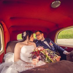 Brautpaar beim Hochzeitsshooting im Hochzeitsauto